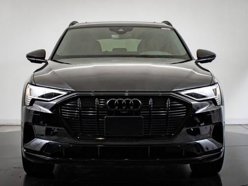 2022 Audi e-tron Premium Plus