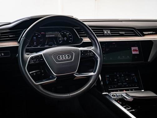 2022 Audi e-tron Premium Plus