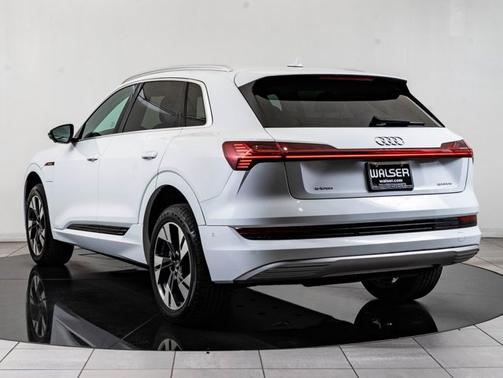 Glacier White Metallic 2022 Audi e-tron Premium Plus