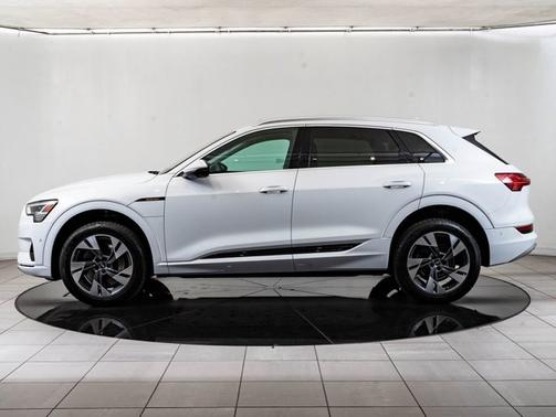 Glacier White Metallic 2022 Audi e-tron Premium Plus