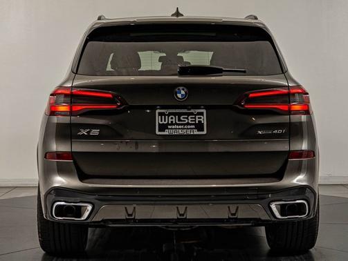 Manhattan Green Metallic 2023 BMW X5 xDrive40i