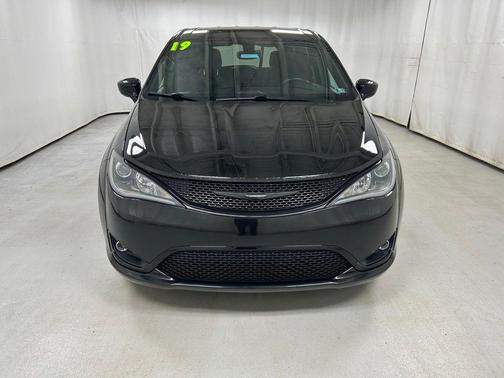 Brilliant Black Crystal Pearlcoat 2019 Chrysler Pacifica Touring Plus