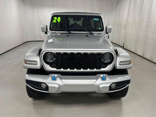 Silver Zynith Clearcoat 2024 Jeep Wrangler 4xe High Altitude