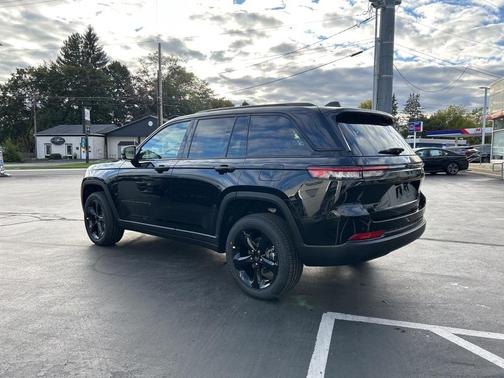 2025 Jeep Grand Cherokee Laredo