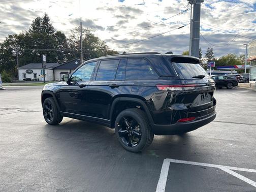 2025 Jeep Grand Cherokee Laredo