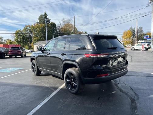 2025 Jeep Grand Cherokee Laredo