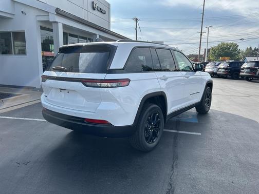 2025 Jeep Grand Cherokee Laredo
