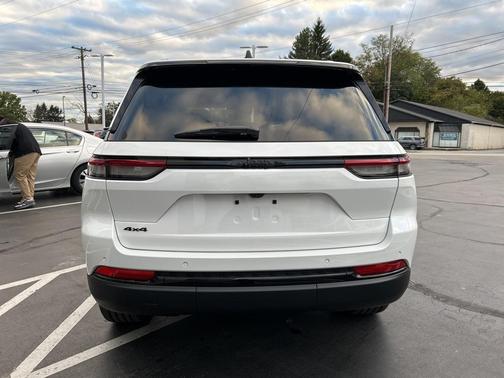 2025 Jeep Grand Cherokee Laredo