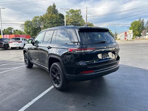 2025 Jeep Grand Cherokee Laredo