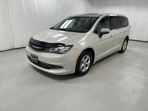 White 2017 Chrysler Pacifica LX