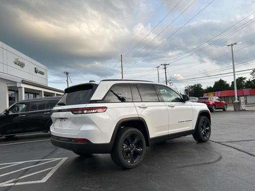 2025 Jeep Grand Cherokee Laredo