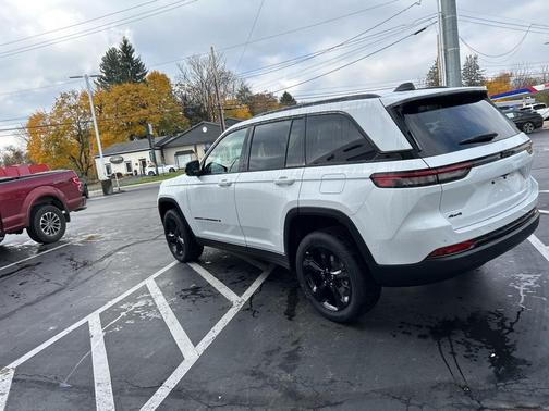 2025 Jeep Grand Cherokee Laredo