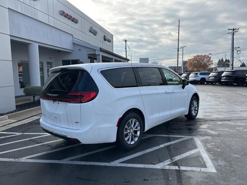 2026 Chrysler Pacifica Select