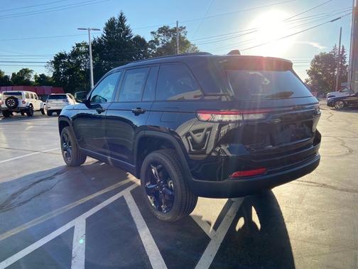 2025 Jeep Grand Cherokee Laredo