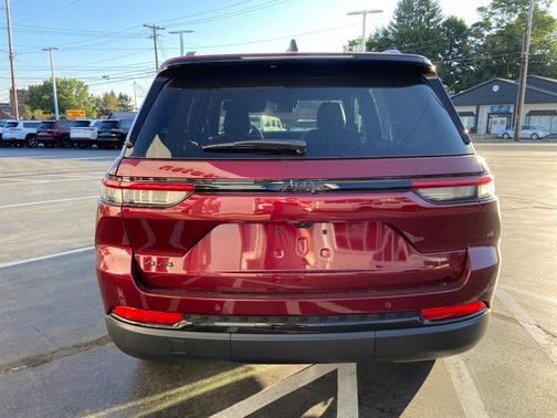 2025 Jeep Grand Cherokee Laredo
