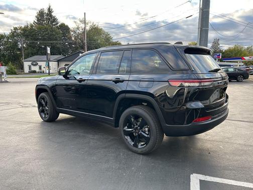 2025 Jeep Grand Cherokee Laredo