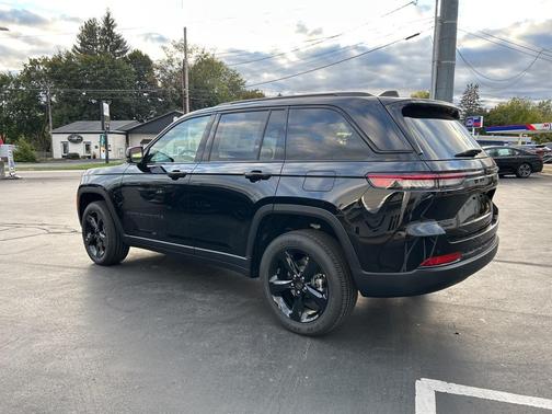 2025 Jeep Grand Cherokee Laredo