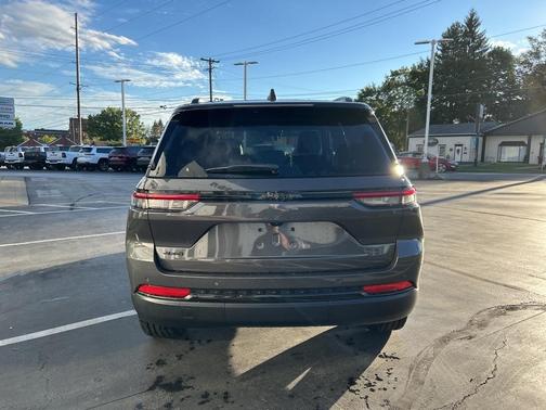 2025 Jeep Grand Cherokee Laredo