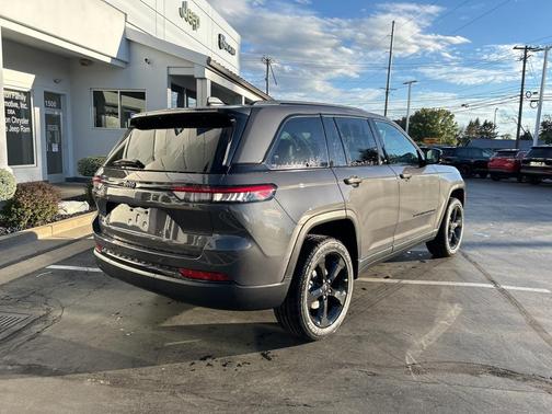 2025 Jeep Grand Cherokee Laredo