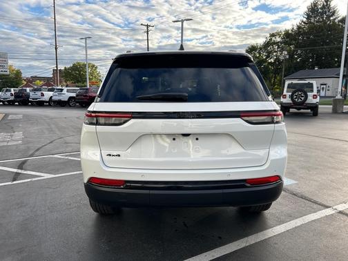 2025 Jeep Grand Cherokee Laredo