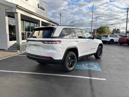 2025 Jeep Grand Cherokee Laredo