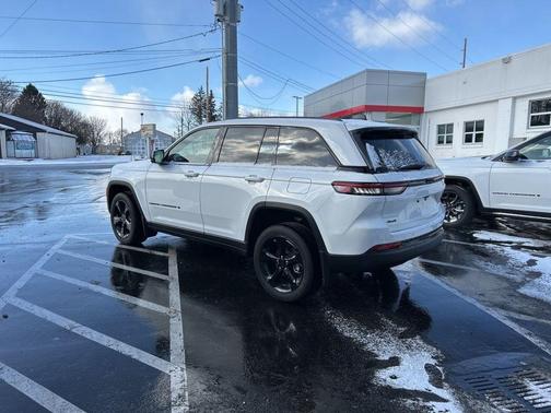 2025 Jeep Grand Cherokee Laredo
