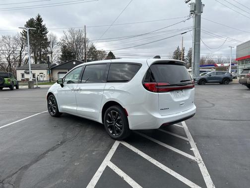 2026 Chrysler Pacifica Select