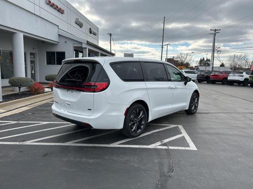 2026 Chrysler Pacifica Select