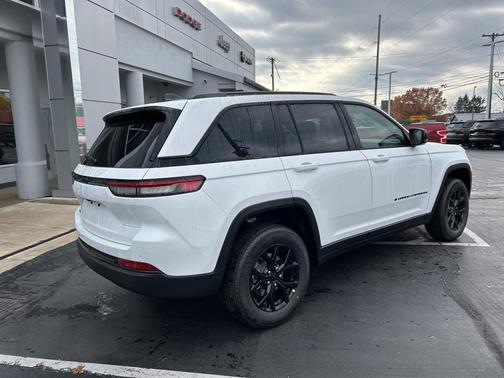 2025 Jeep Grand Cherokee Laredo