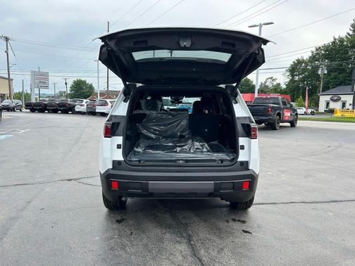 Bright White Clearcoat 2026 Jeep Cherokee LAREDO/LIMITED