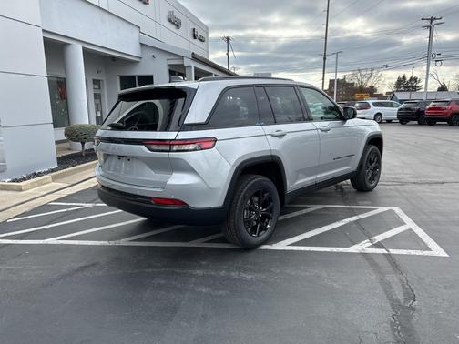 2025 Jeep Grand Cherokee Laredo