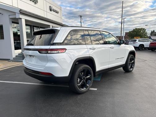 2025 Jeep Grand Cherokee Laredo