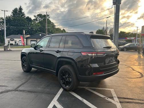 2025 Jeep Grand Cherokee Laredo