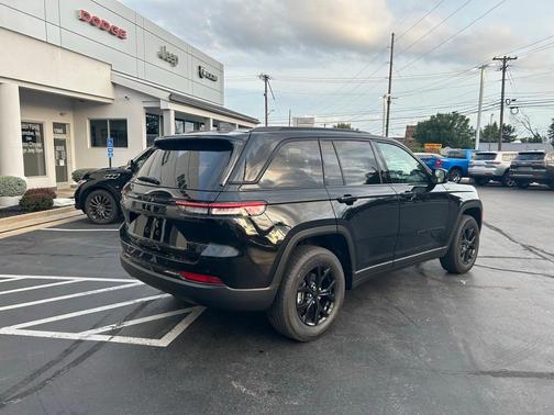 2025 Jeep Grand Cherokee Laredo