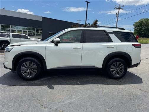 White 2024 Nissan Pathfinder SV