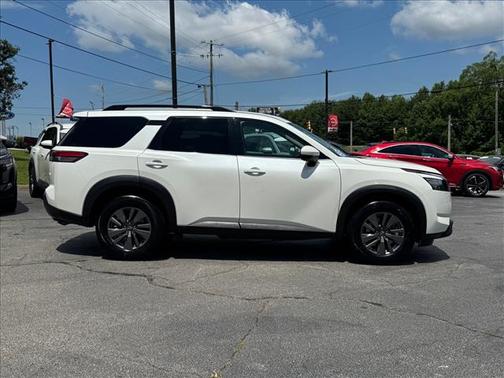 White 2024 Nissan Pathfinder SV