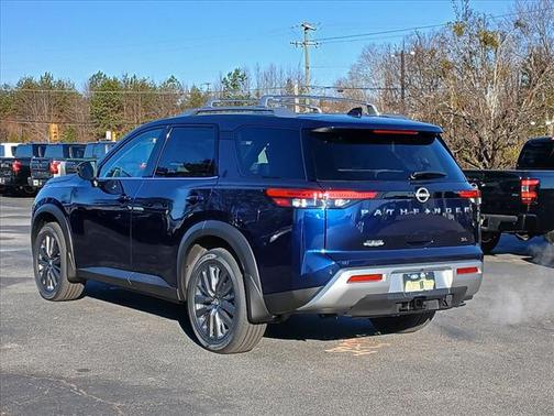2025 Nissan Pathfinder SL