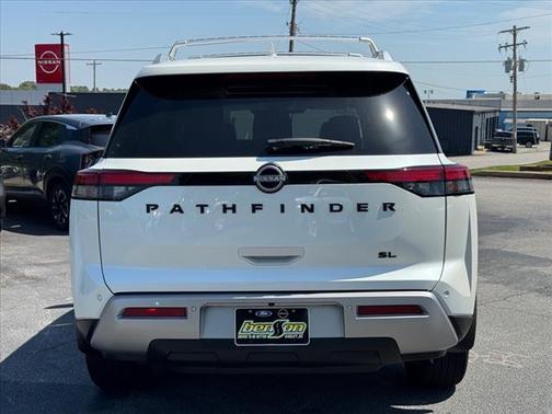 2024 Nissan Pathfinder SL