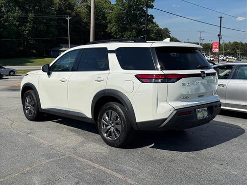 White 2024 Nissan Pathfinder SV