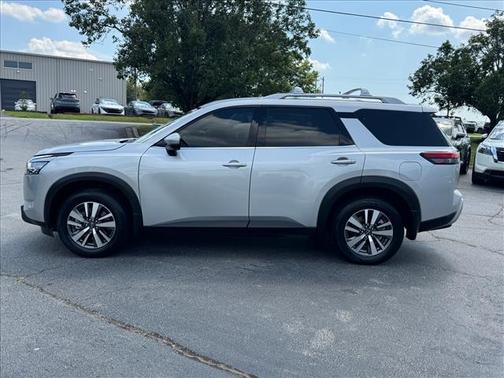 Brilliant Silver Metallic 2024 Nissan Pathfinder SL