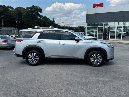 Brilliant Silver Metallic 2024 Nissan Pathfinder SL