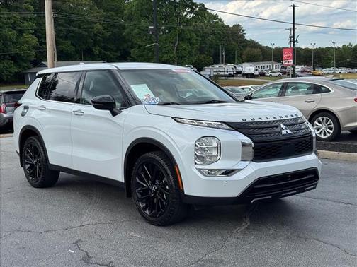 Diamond White 2024 Mitsubishi Outlander SE Black Edition