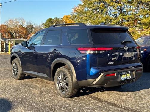 2025 Nissan Pathfinder SV