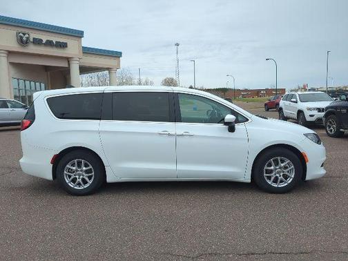 2022 Chrysler Voyager LX