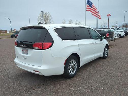 2022 Chrysler Voyager LX