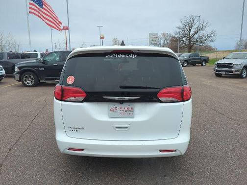 2022 Chrysler Voyager LX