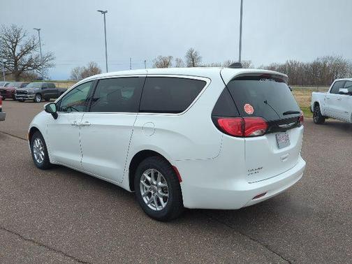 2022 Chrysler Voyager LX