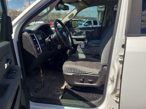 Bright White Clearcoat 2019 RAM 1500 SLT