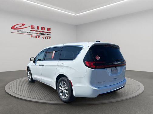 Bright White Clearcoat 2026 Chrysler Pacifica L