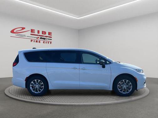 Bright White Clearcoat 2026 Chrysler Pacifica L